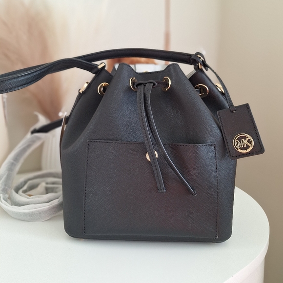 NEW Michael Kors Greenwich Medium Bucket Bag Leather BLACK - Picture 1 of 8